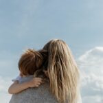 “Αυτοφροντίδα και Υπευθυνότητα για τις Μητέρες: Πώς Συνδυάζουμε τα Δύο”